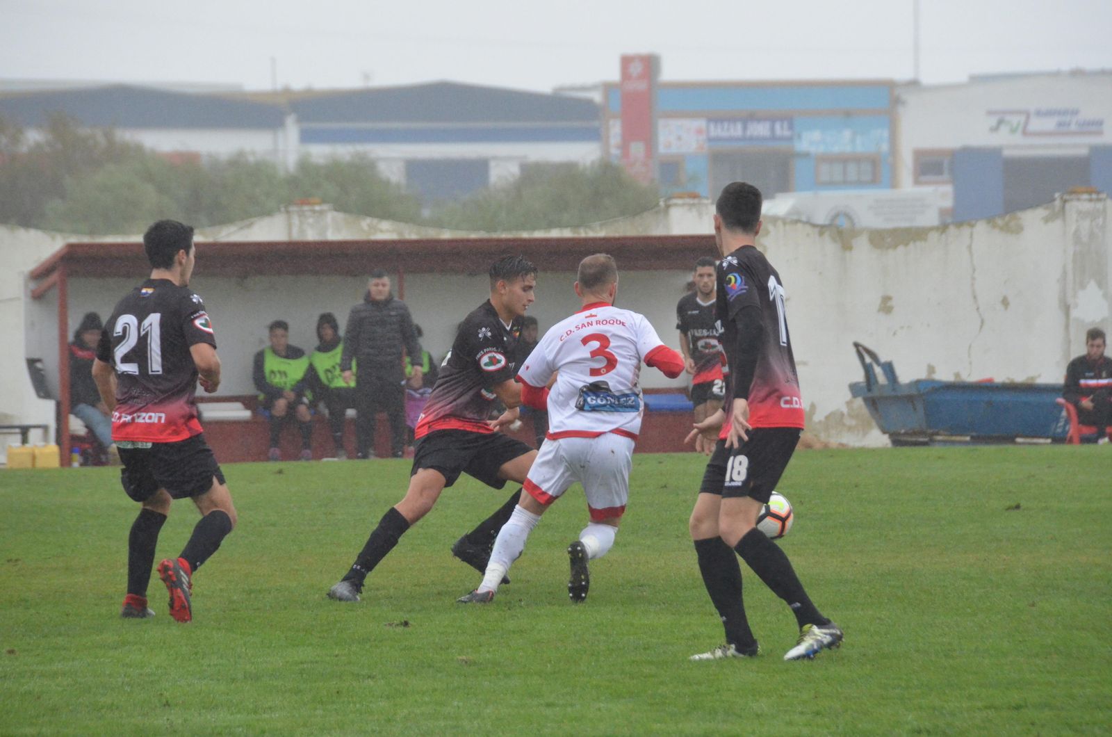 Un jugador del San Roque intenta irse de varios futbolistas palmerinos, ayer.