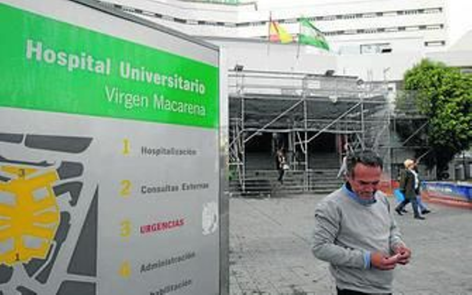 La puerta principal del Hospital Virgen Macarena, en imagen reciente.