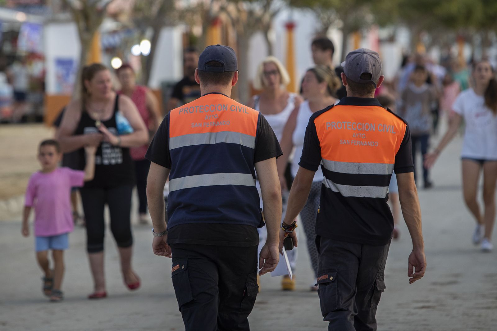 Voluntarios de Protección Civil de patrulla por el recinto ferial de La Magdalena.