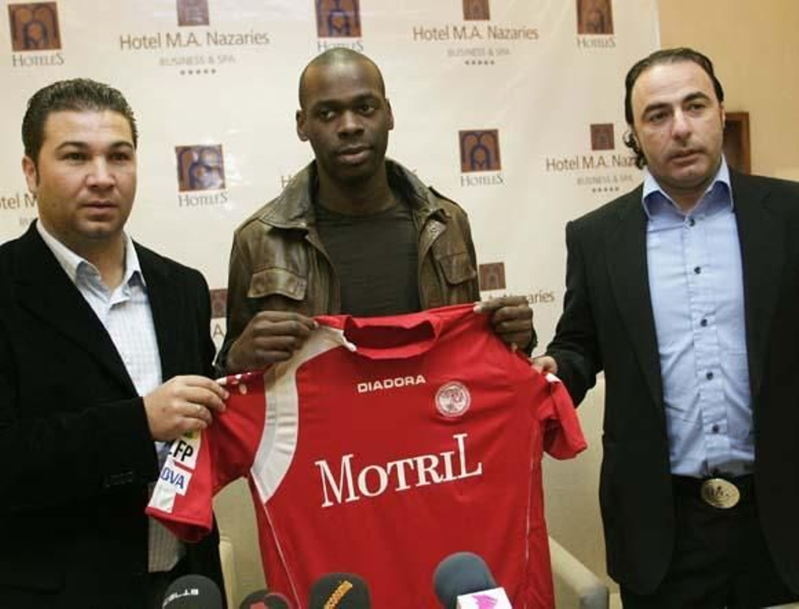 Viator ya luce la camiseta del Granada 74