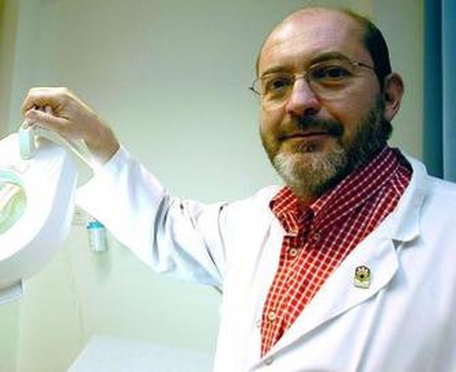 El doctor José Carlos Moreno, en su consulta.