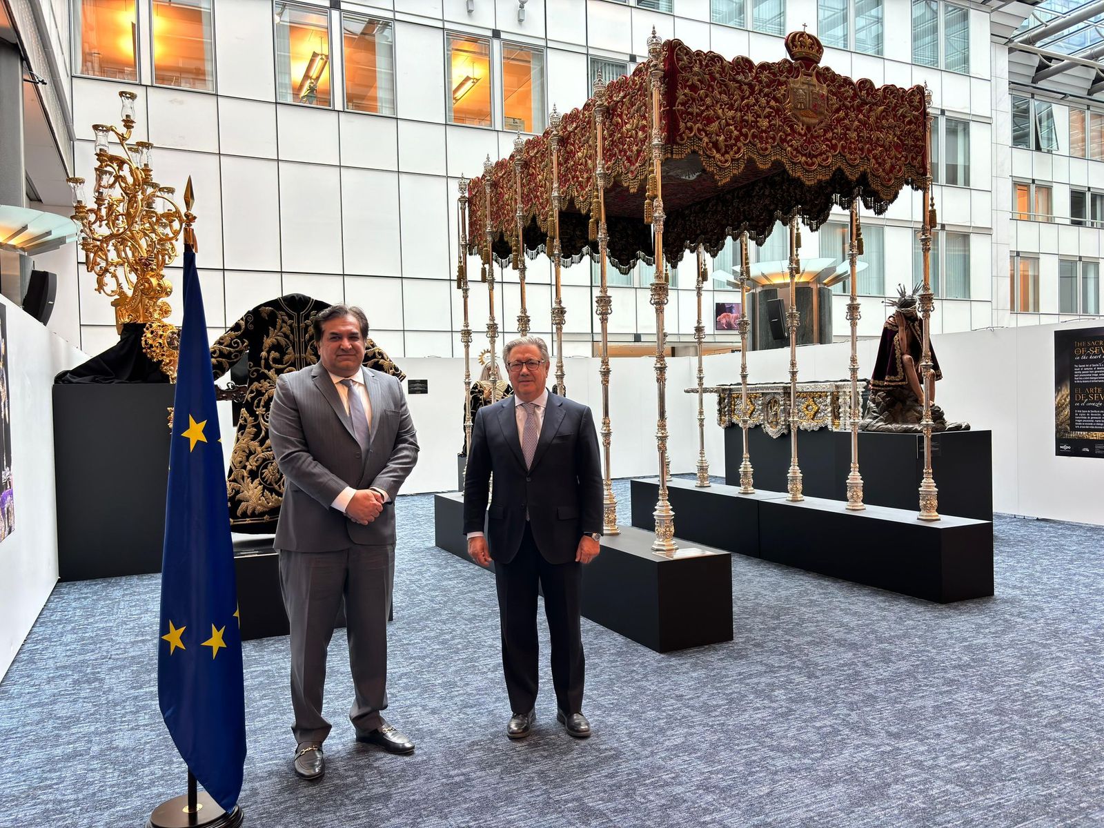 El embajador pakistaní ante la UE visitó la exposición de Arte Sacro de Sevilla en el Parlamento Europeo