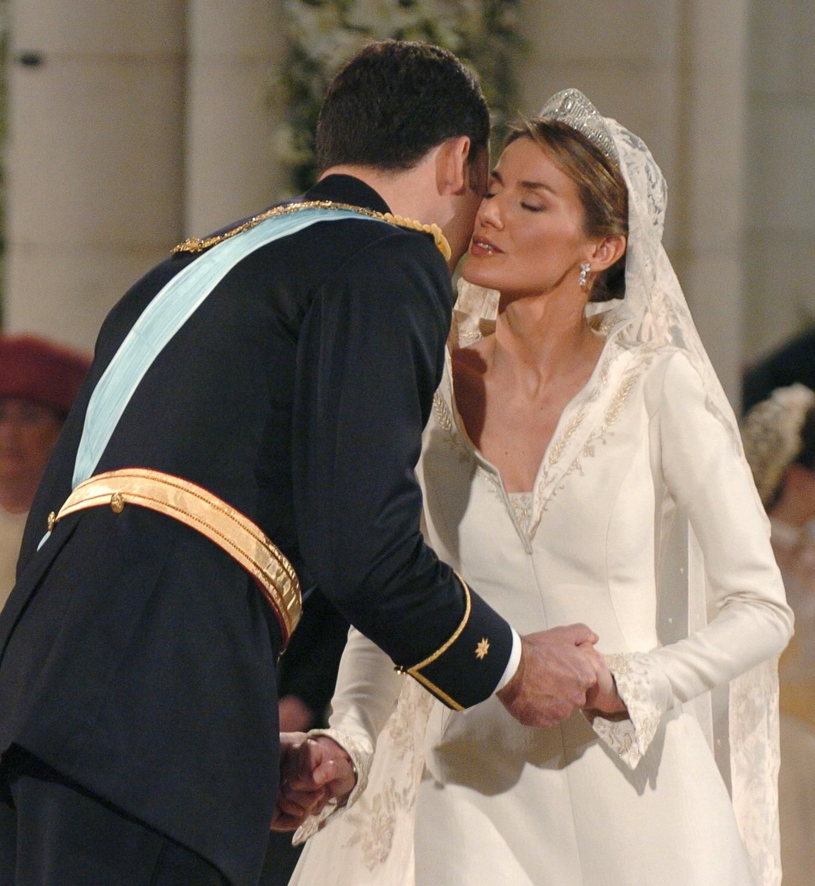 Los novios en un beso tras darse el sí quiero