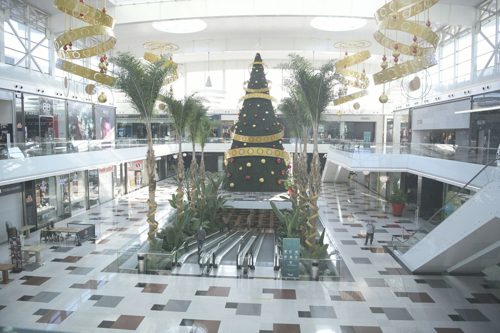 Fotos: El centro comercial Nevada mantiene un hálito de vida el primer día del cierre de comercios