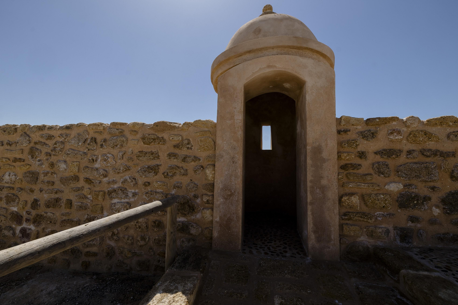 Imágenes de las obras de rehabilitación en el recinto interior del castillo de San Sebastián.
