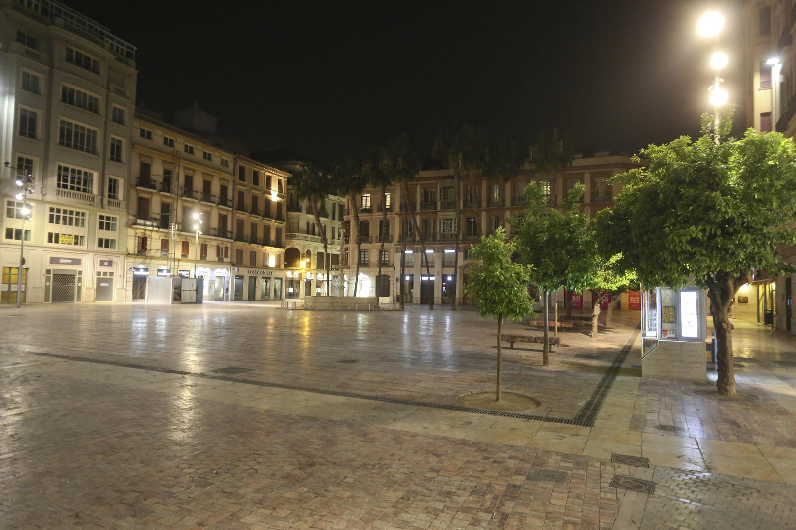 El coronavirus dibuja una noche desierta en el centro de Málaga, en fotos