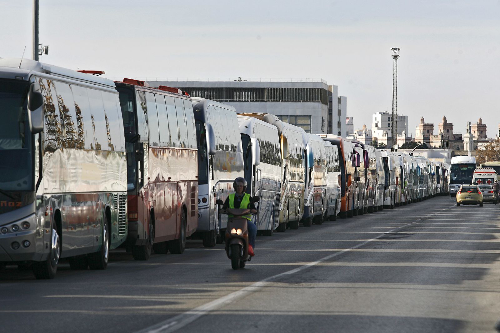 Autobuses aparcados en la carretera industrial en unos carnavales anteriores.