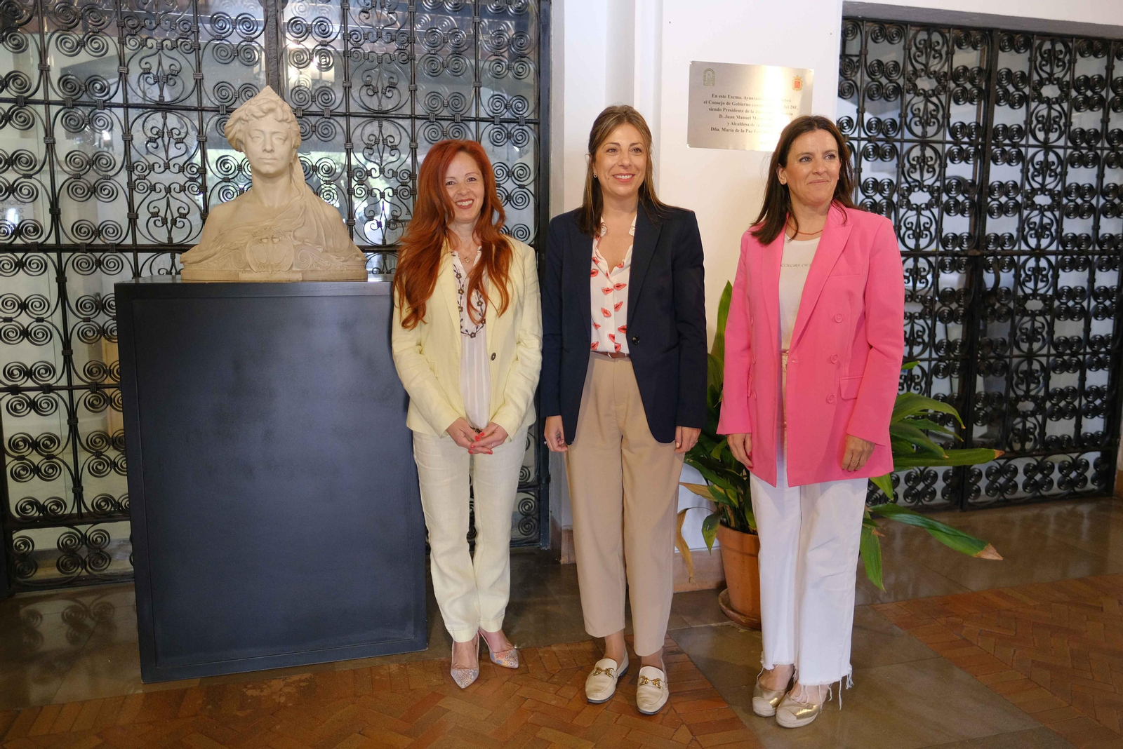 La presidenta de las Damas Goyescas junto a la alcaldesa y la delegada municipal de Fiestas La presidenta de las Damas Goyescas junto a la alcaldesa y la delegada municipal de Fiestas