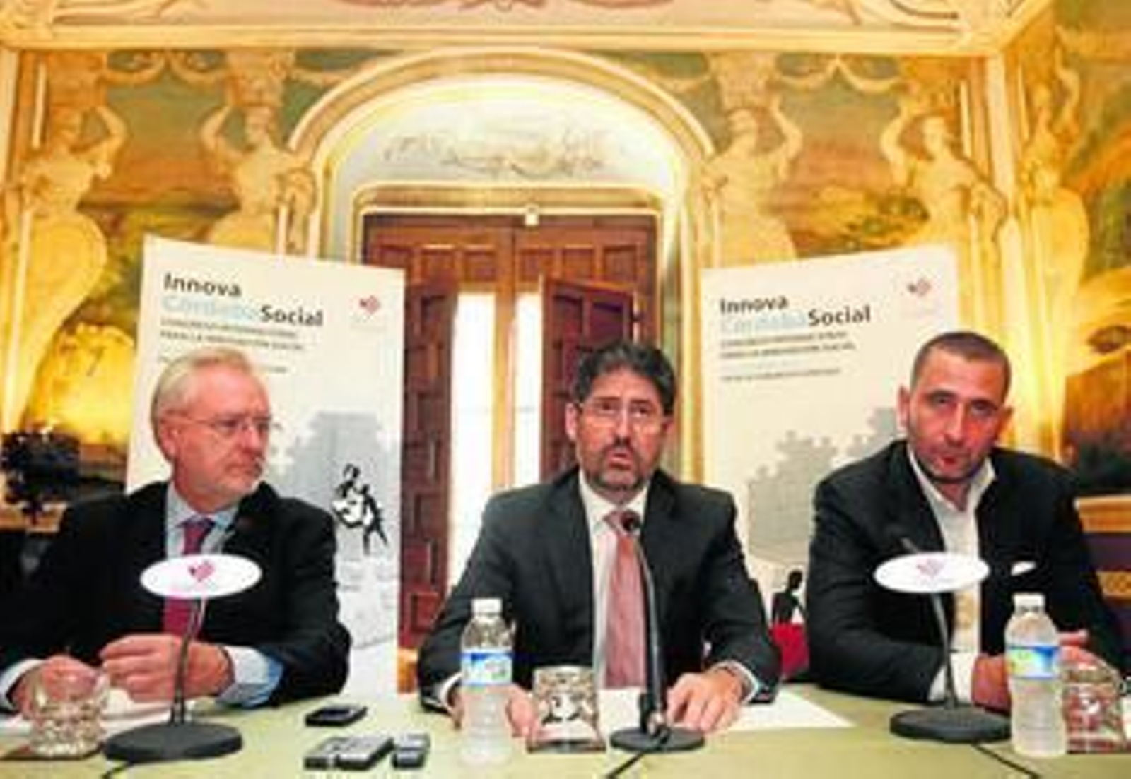 Jon Mancisidor, Ángel María Cañadilla y Sebastián Sarazola, ayer en el Palacio de Viana.