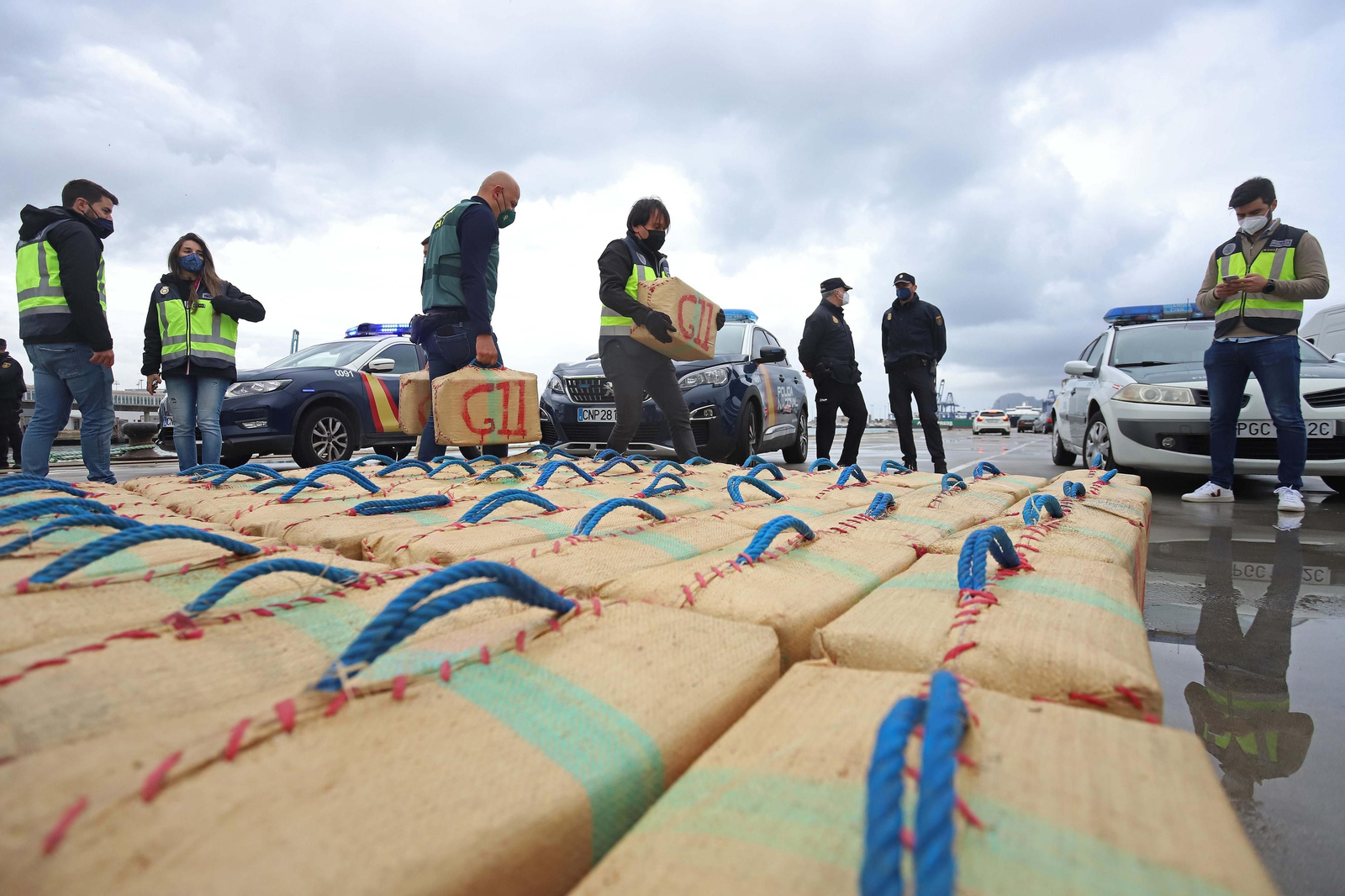 Un desembarco de droga en el Puerto de Algeciras, en 2021.