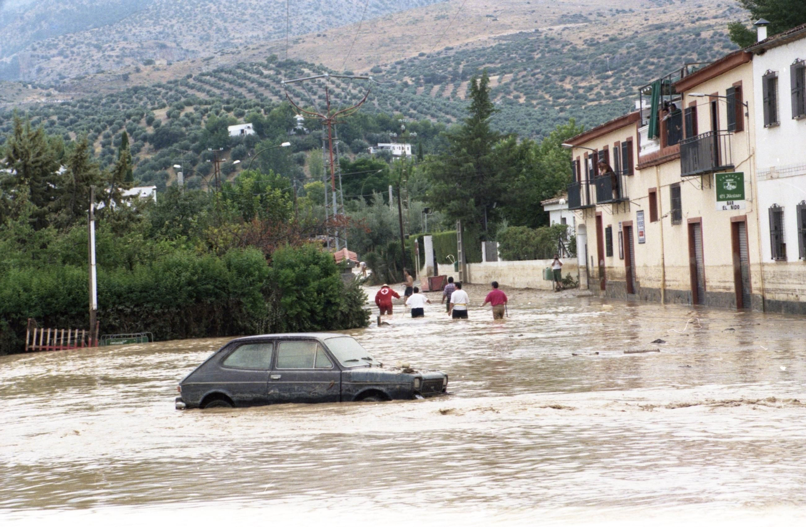 Los efectos de la riada en el Puente de la Sierra.