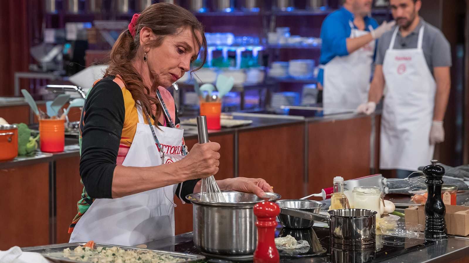 Victoria Abril, en las cocinas de 'MasterChef'.