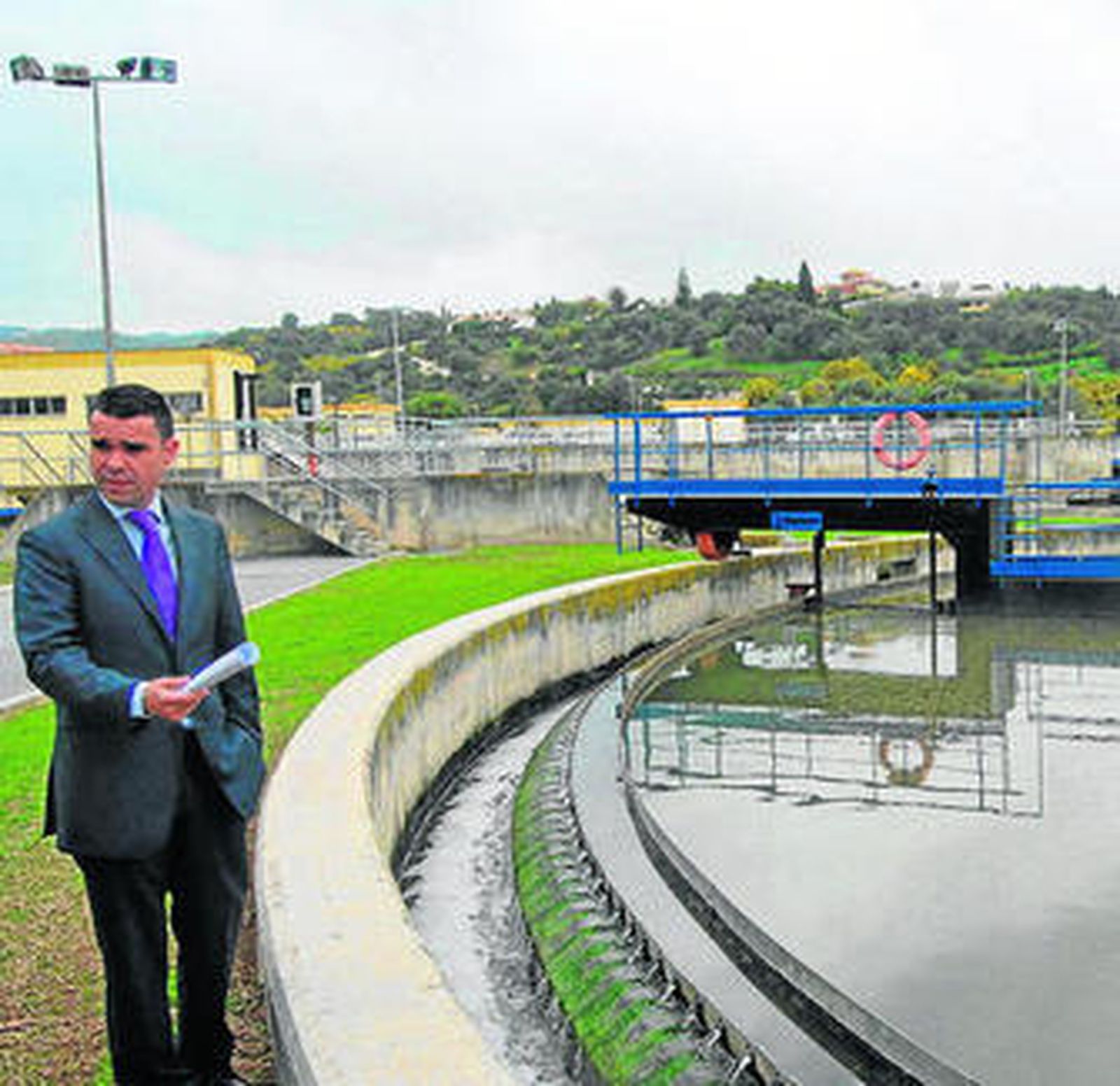 Bernal delante de las instalaciones de la depuradora.