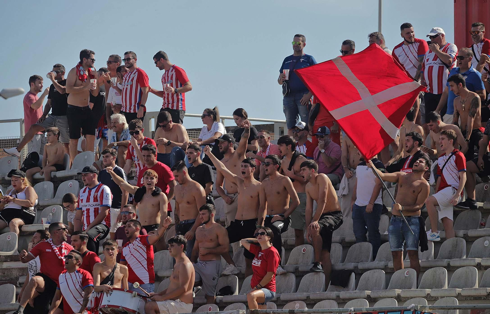 Hinchas algeciristas en el Nuevo Mirador.