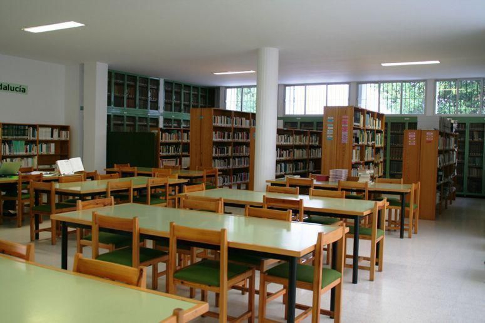 Interior de la Biblioteca Padre Luis Coloma.