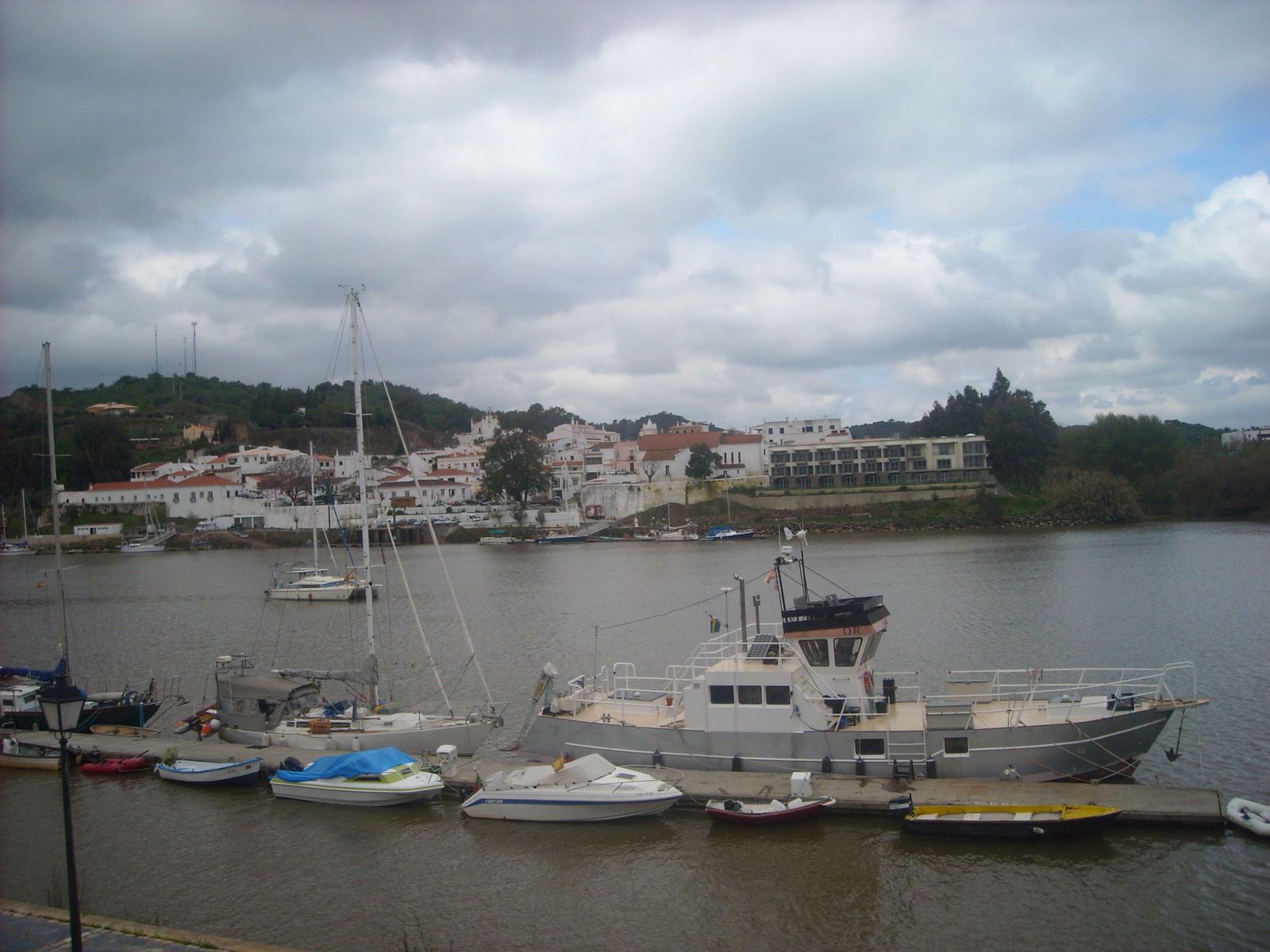 En primer término, el muelle de Sanlúcar . Al fondo, al otro la del Guadiana , Alcoutim.