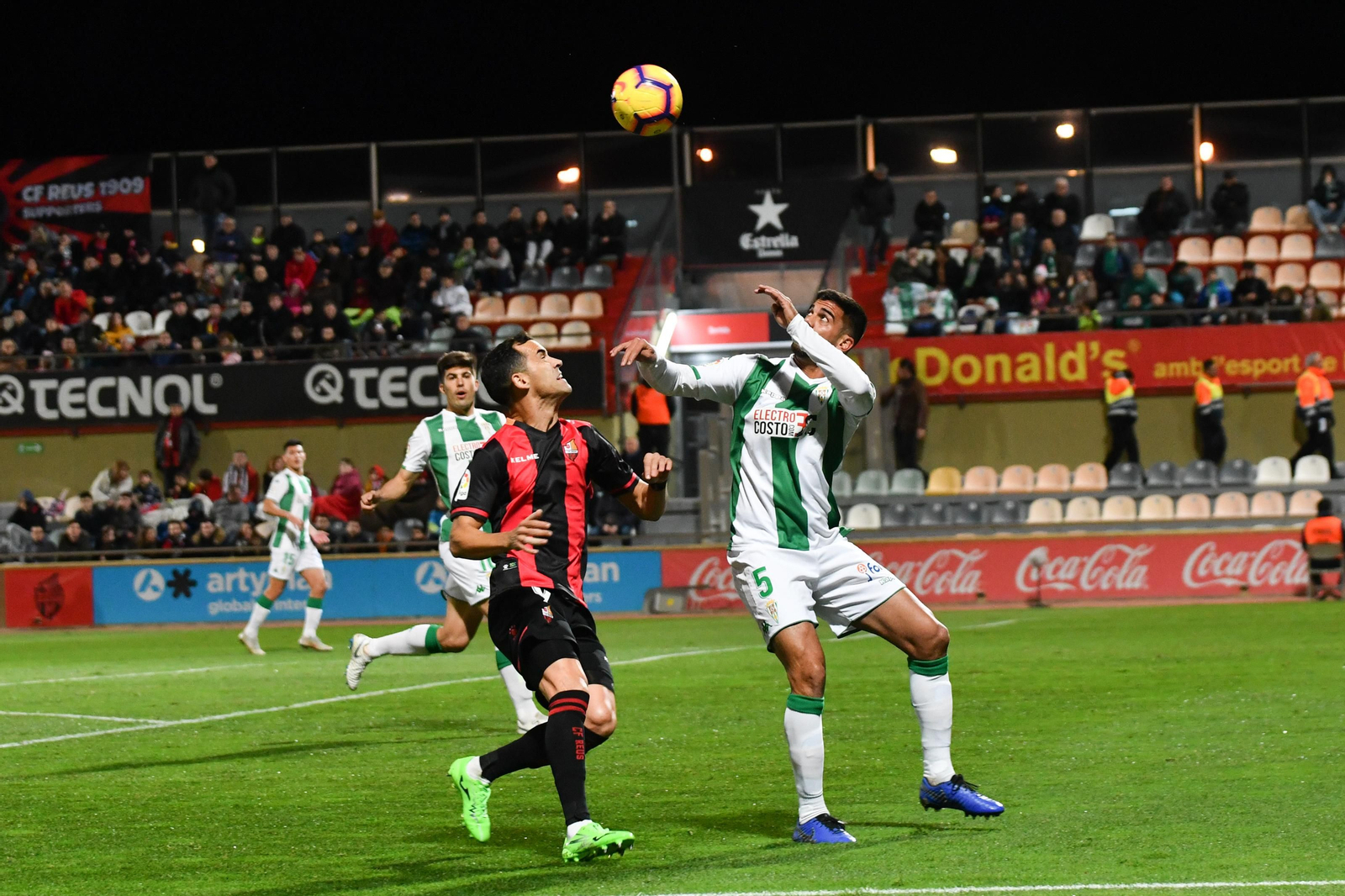 Aythami despeja un balón ante Linares. Aythami despeja un balón ante Linares.