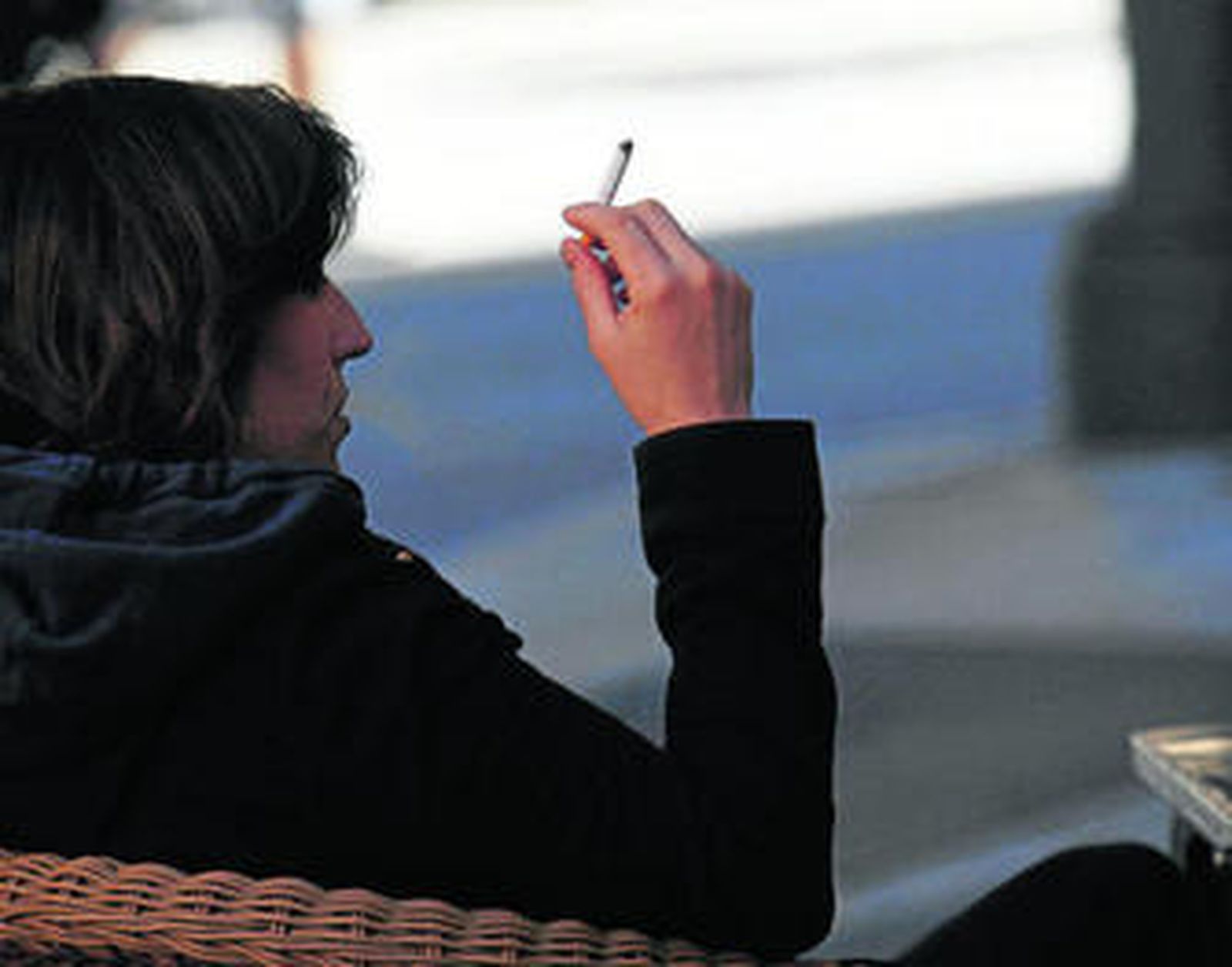 Una mujer fuma en la terraza de un bar del centro de la capital.