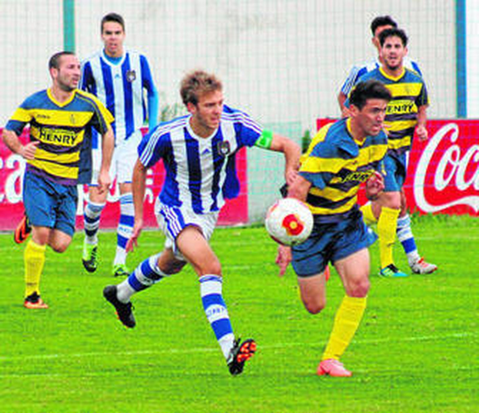 Crespo (d) trata de escaparse en carrera de Jorge Merino, que intenta sujetarle.