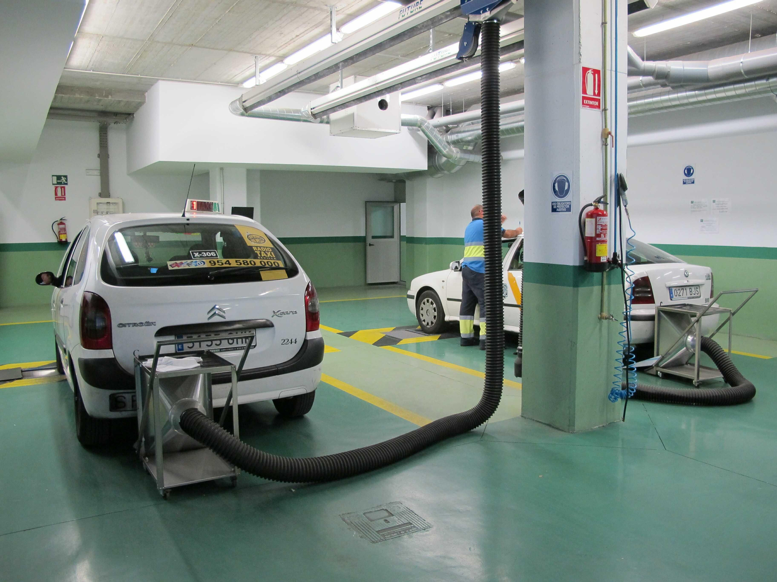 Taxis en una estación de inspección de vehículos.