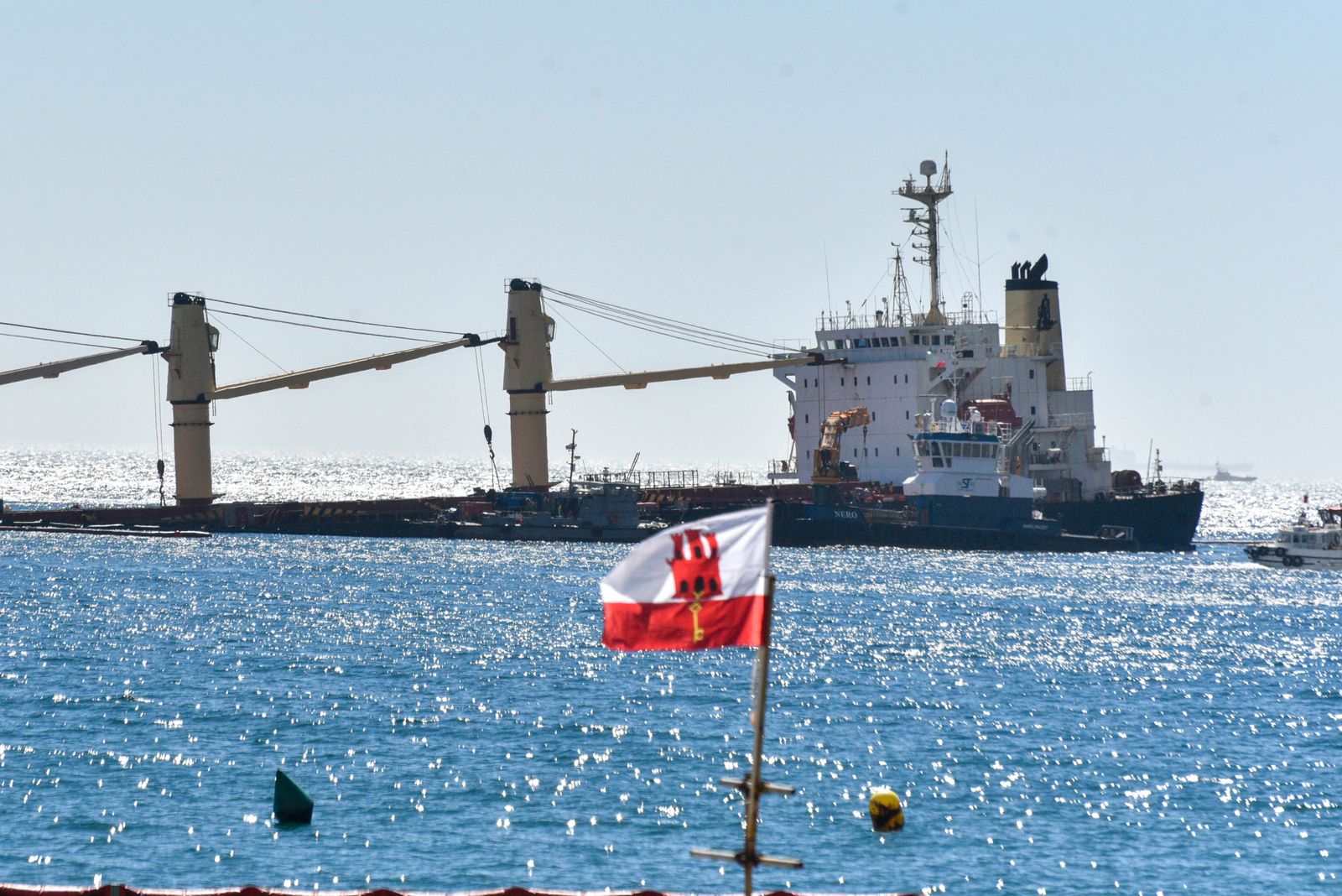 El buque OS 35, semihundido frente a Gibraltar.