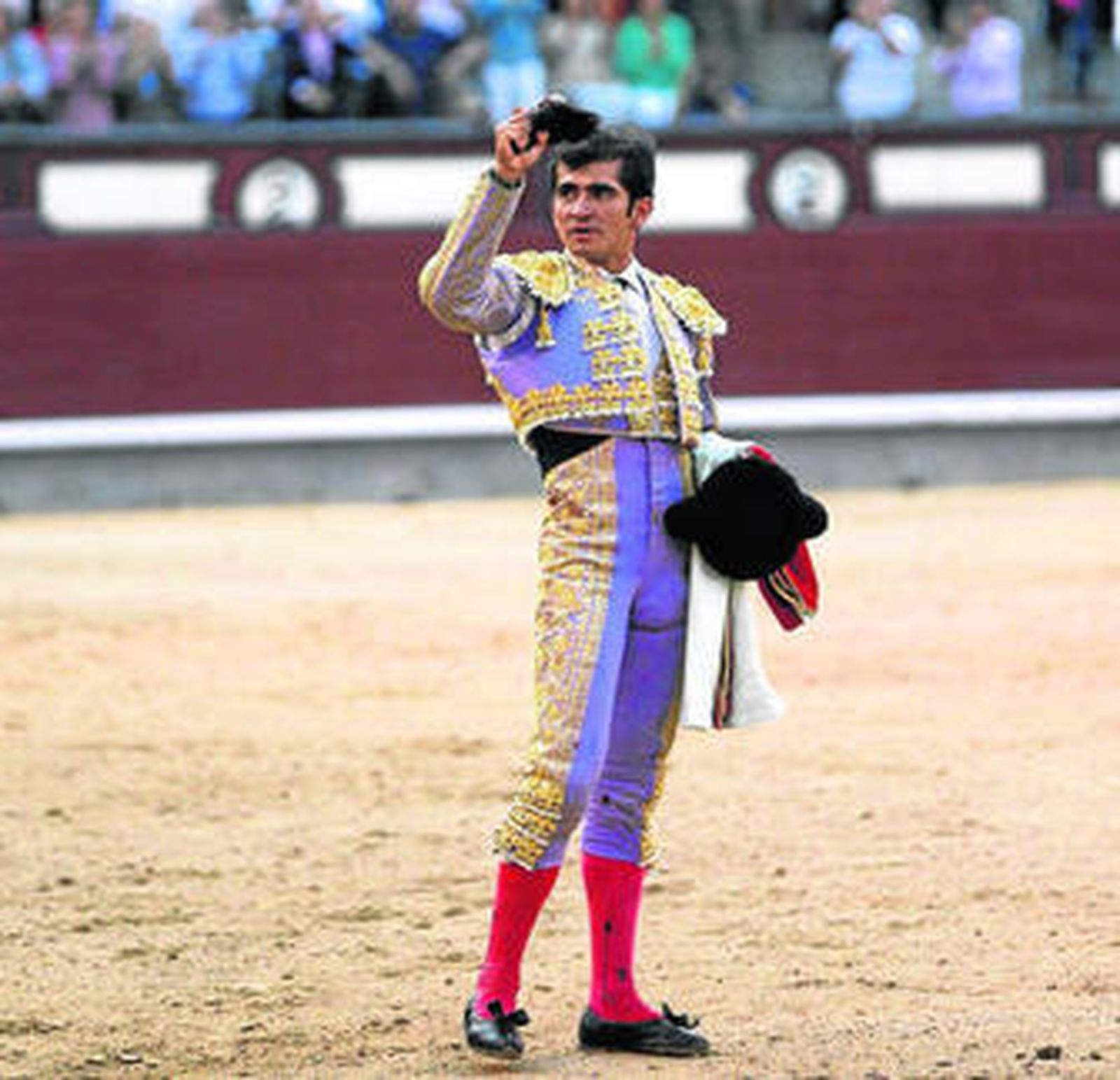 El diestro mexicano Joselito Adame, con el trofeo conseguido ayer en Las Ventas.