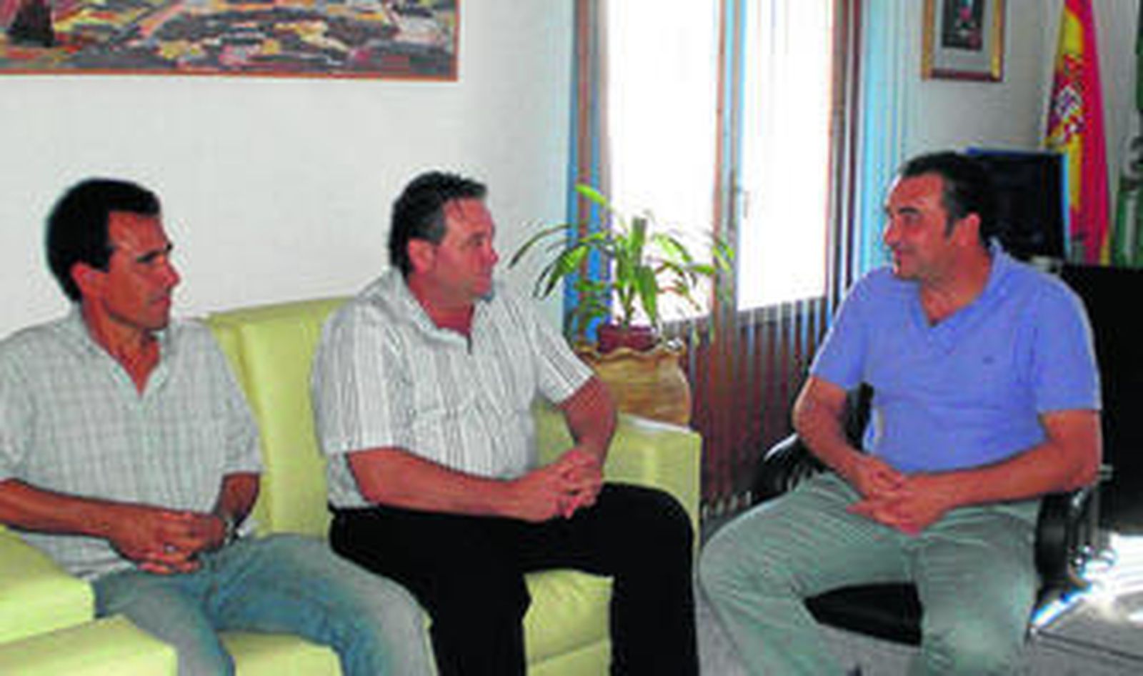 El presidente de Asaja se ha reunido con el alcalde de La Mojonera para reclamar más vigilancia en la gestión de las plantas de reciclaje.