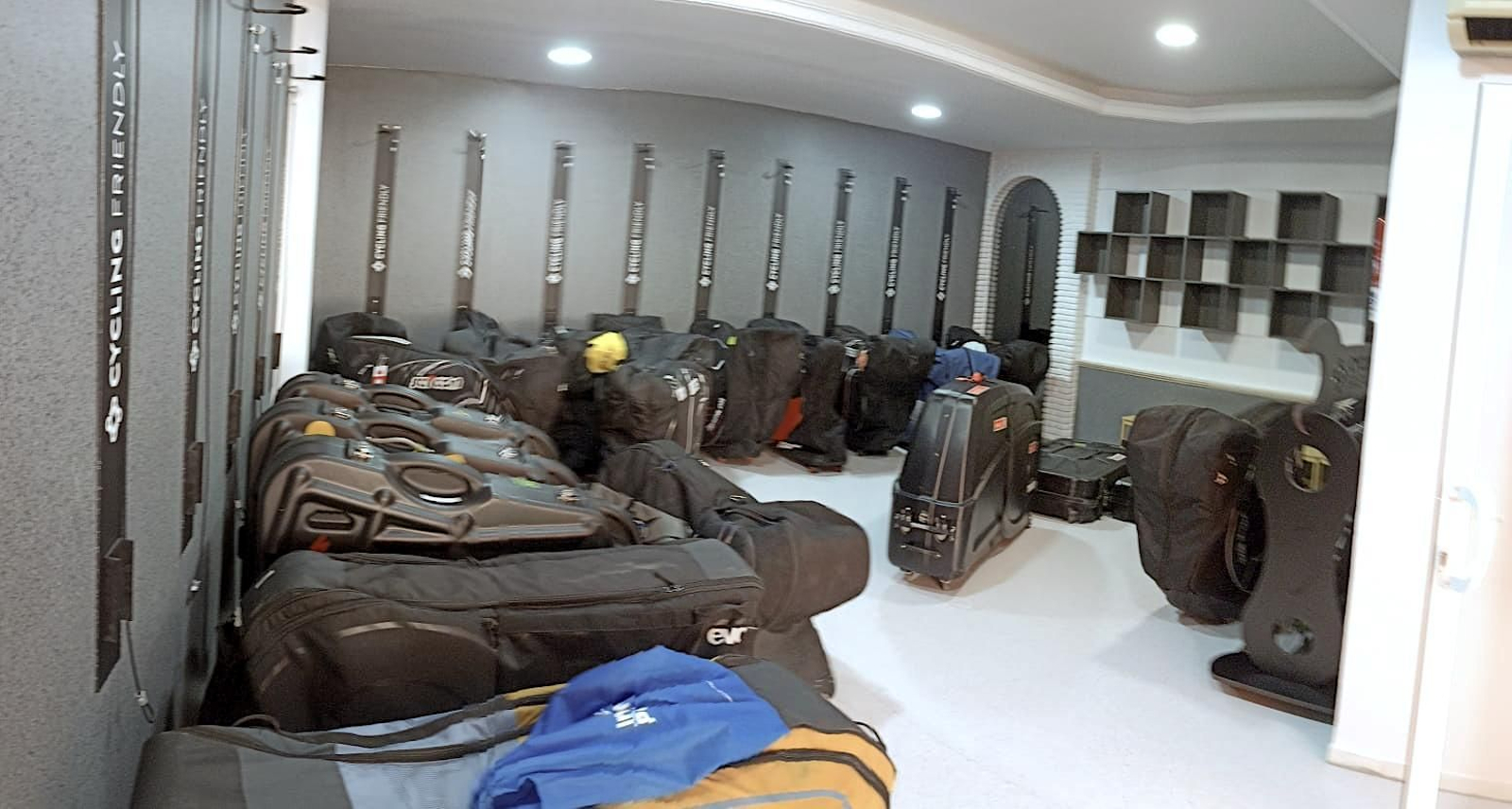 Sala de almacenamiento de bicicletas del Hotel Villa Flamenca Sala de almacenamiento de bicicletas del Hotel Villa Flamenca