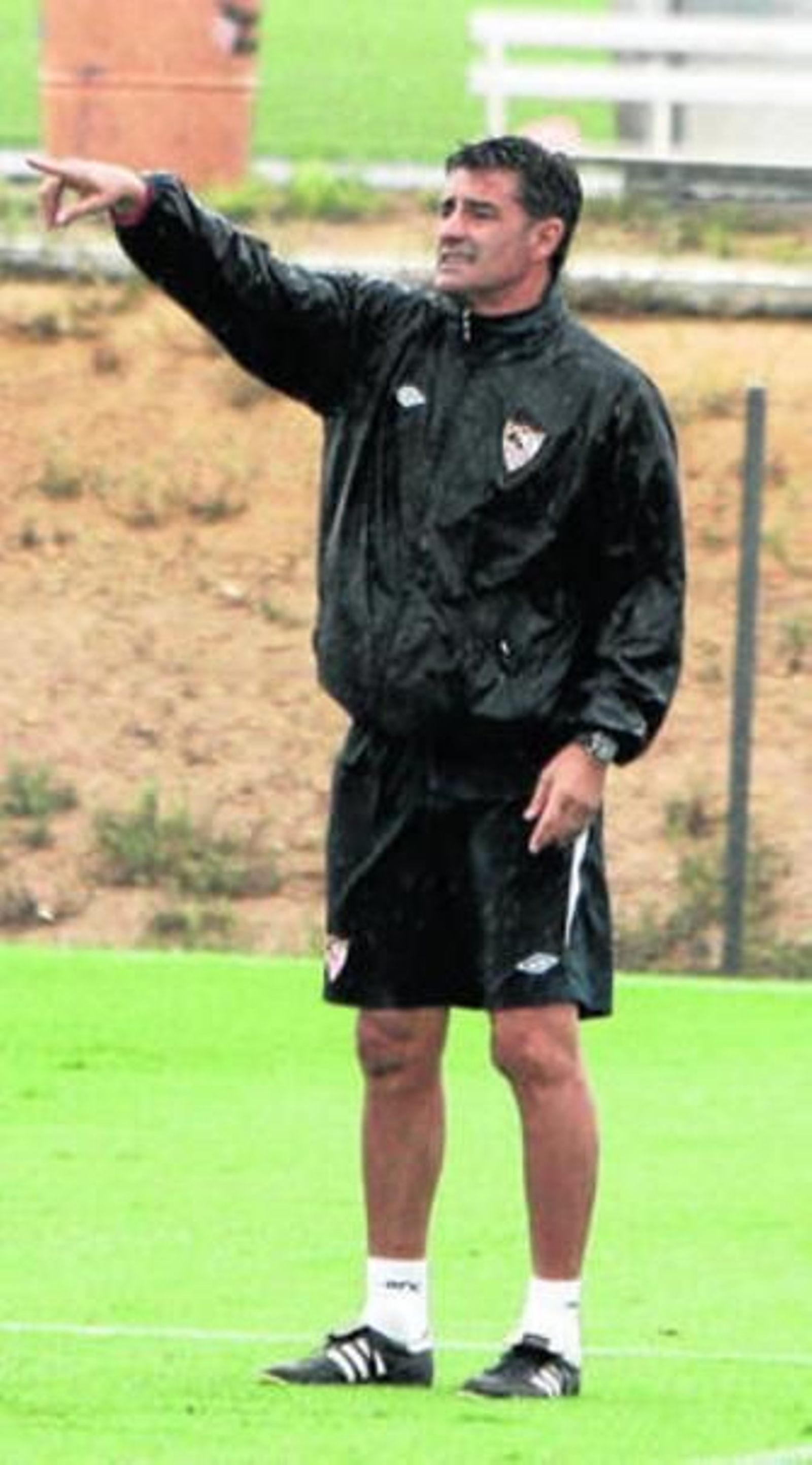 Míchel hace una indicación a los suyos en la ciudad deportiva.