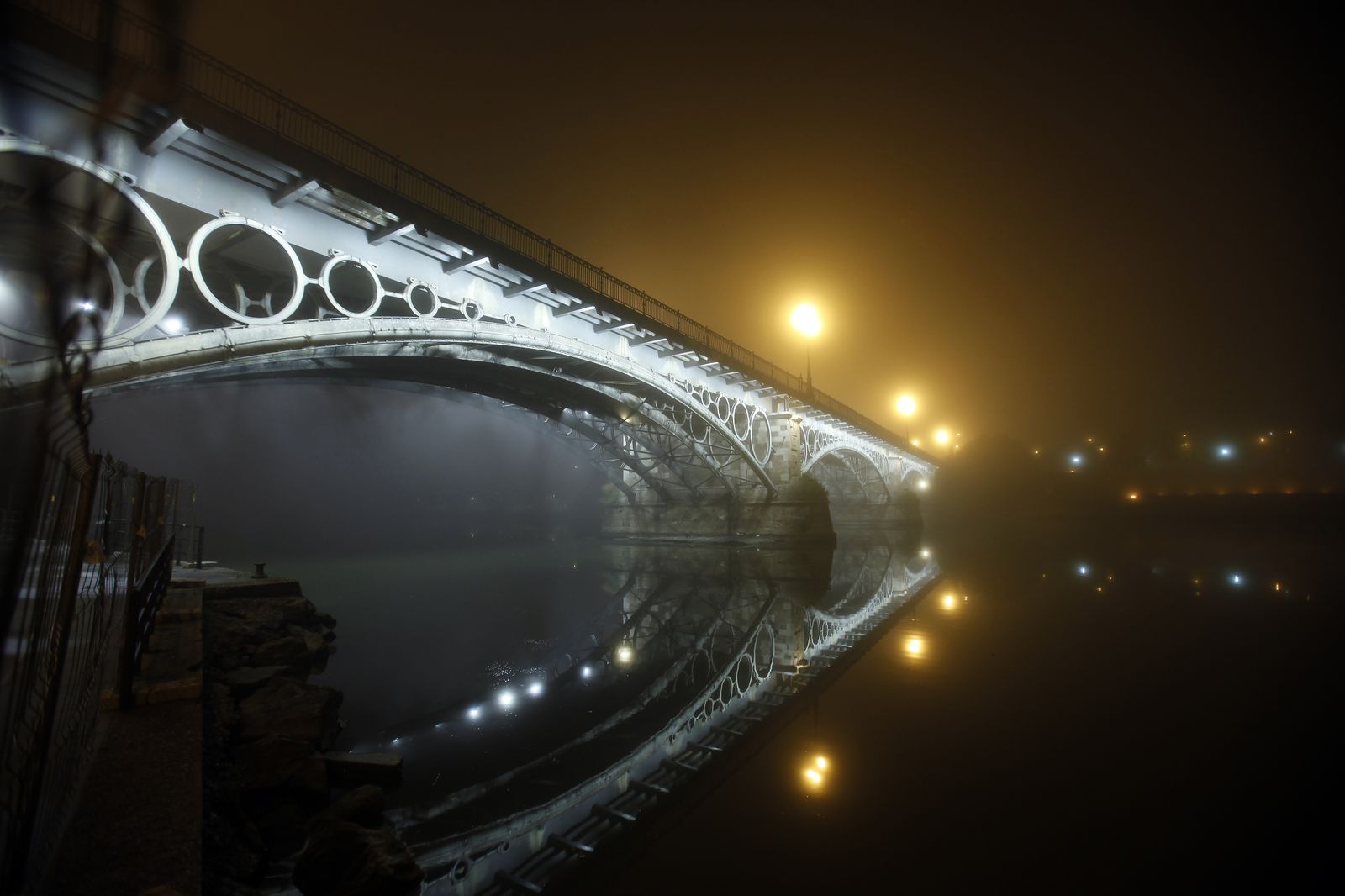 La niebla envuelve la noche sevillana