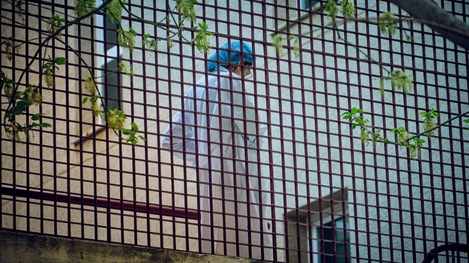 Una profesional en el exterior del Centro de Salud La Laguna de Cádiz esta semana.