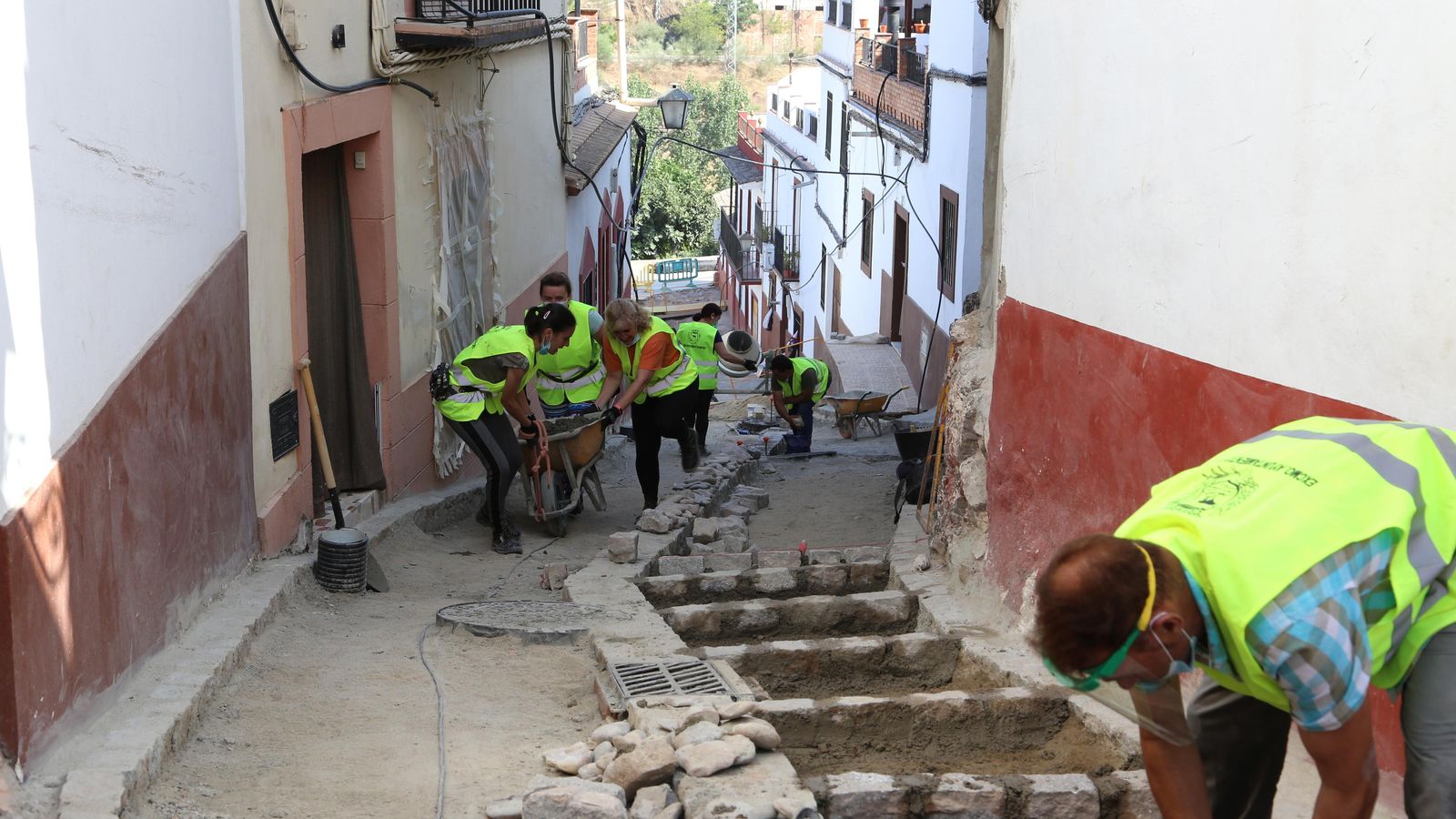 Esfuerzo para subir un carrillo en una obra.