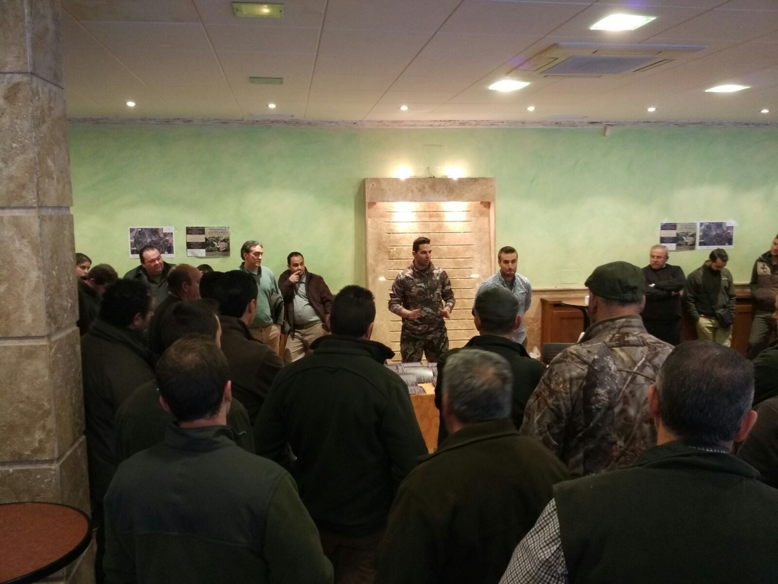 Sobremesa de los cazadores en el Cortijo La Loma tras disfrutar del almuerzo de campo.