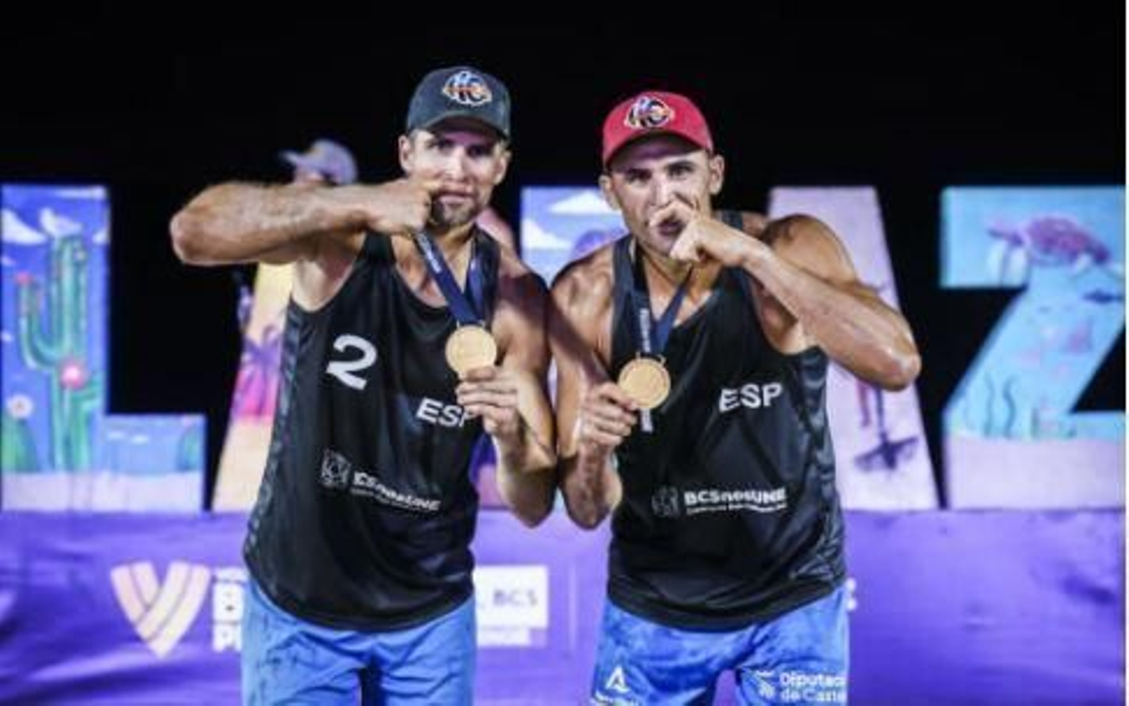 Gavira y Herrera, con sus medallas, en Méjico