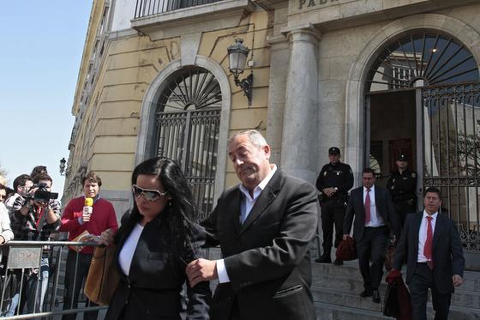 Prensa del corazón y curiosos aguardan en la puerta de la audiencia a los acusados en el segundo día del juicio por la ´Operación Karlos´. 

Foto: Lourdes de Vicente