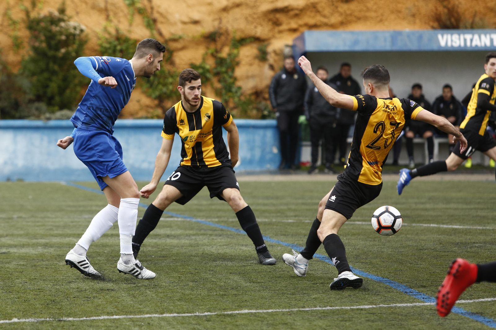 Un jugador del Monachil supera la presión de dos jugadores del Berja.