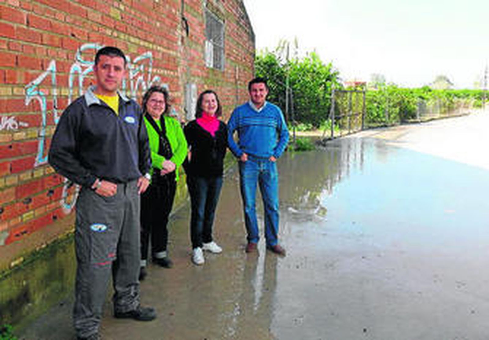 Un grupo de vecinos del Callejón del Junco de Palma del Río.