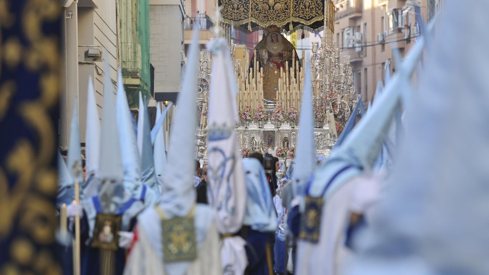 Una fila de nazarenos con capirotes celestes acompaña a la Virgen del Rosario Una fila de nazarenos con capirotes celestes acompaña a la Virgen del Rosario