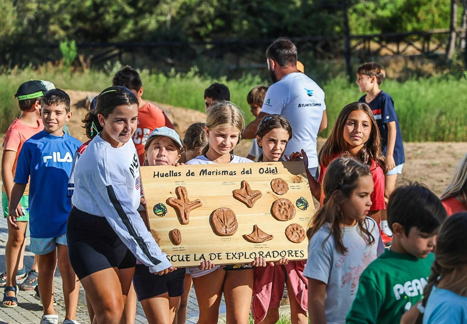 Imágenes de la clausura de la 'Escuela de Exploradores' en el centro de visitantes del Paraje Natural Marismas del Odiel