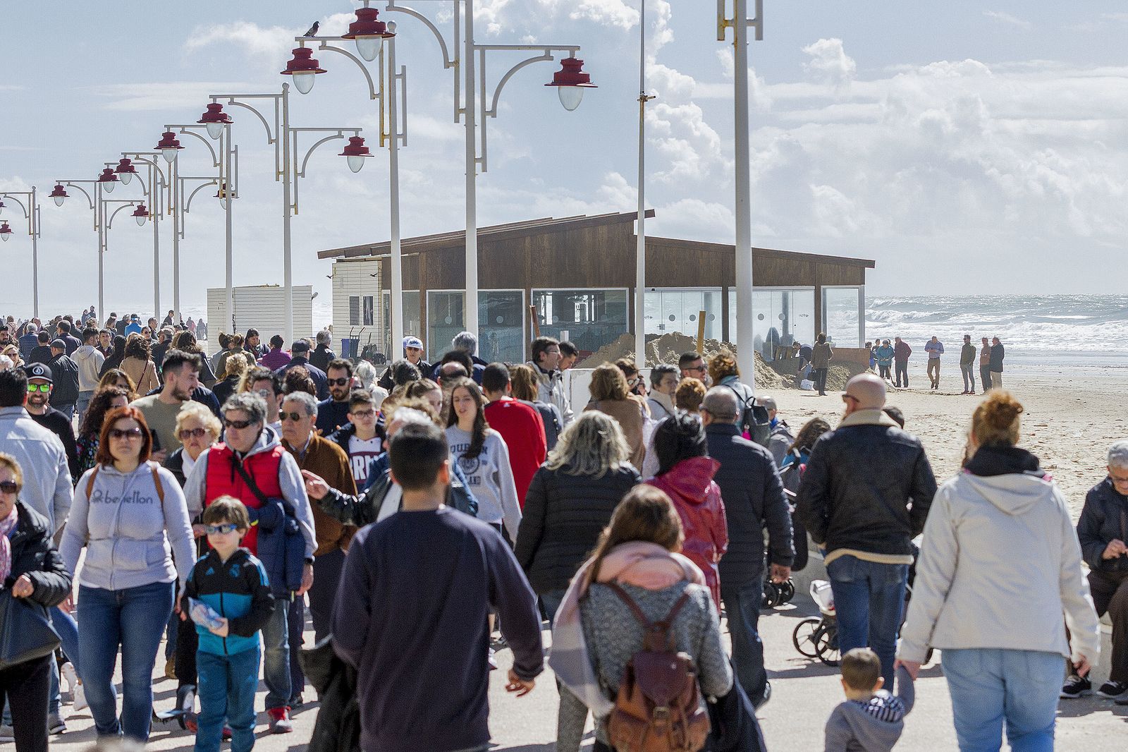 Los gaditanos aprovechan la pequeña tregua de la tormenta tropical 'Emma'