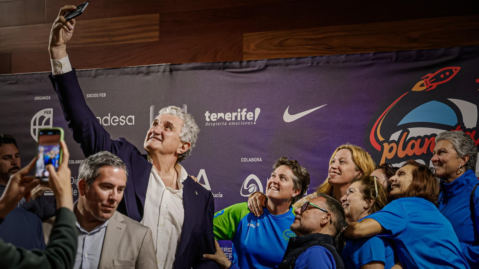 Romay, haciendose un selfie con representantes de clubes de baloncesto locales.