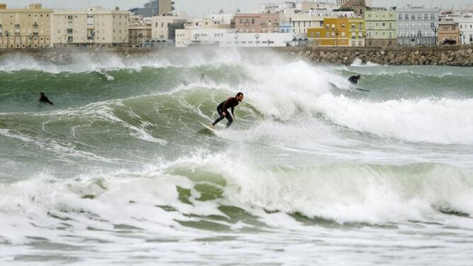 Surfista en Cádiz