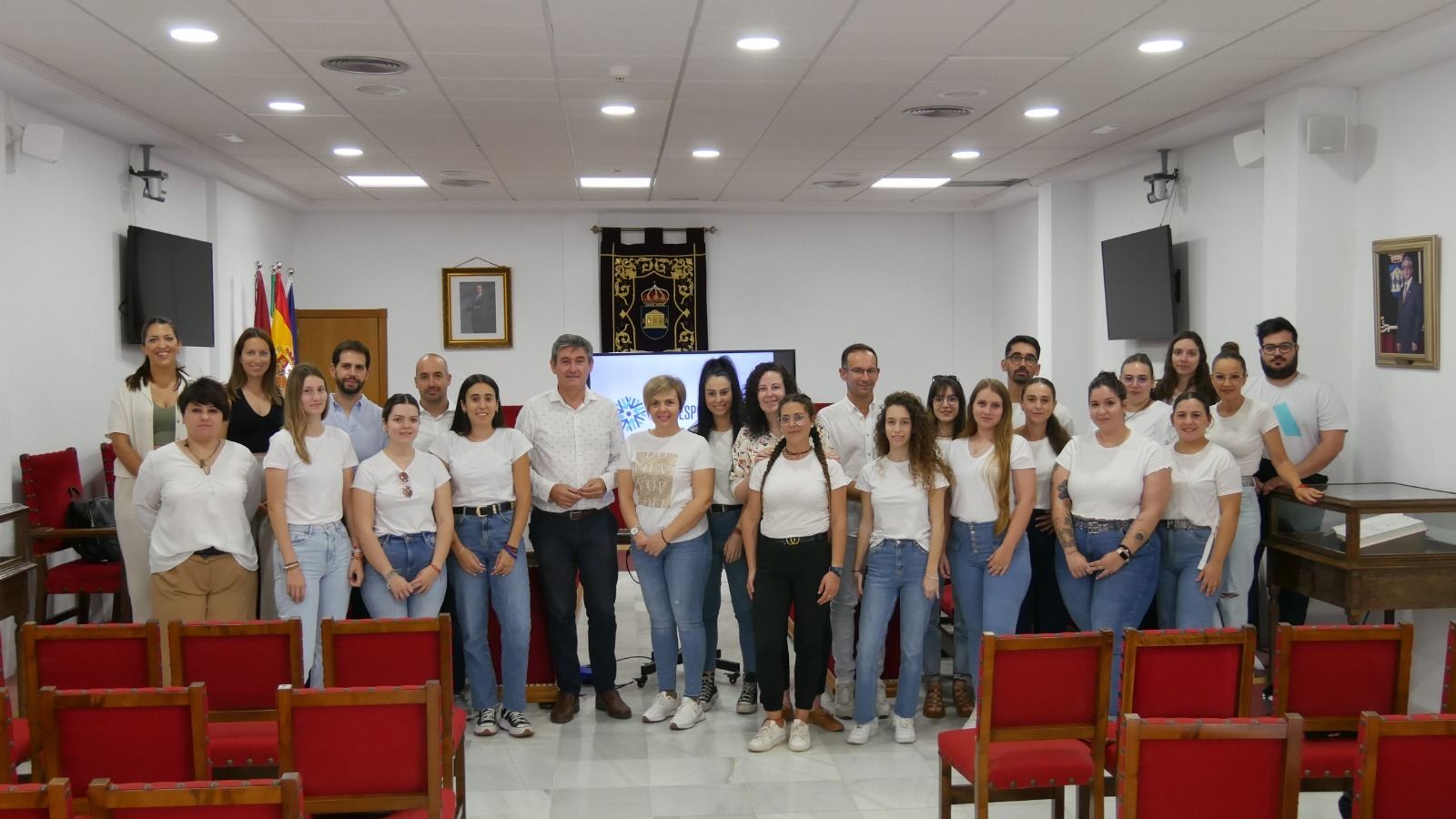 El alcalde abderitano Manuel Cortés ha recibido en dependencias municipales a los nuevos empleados.