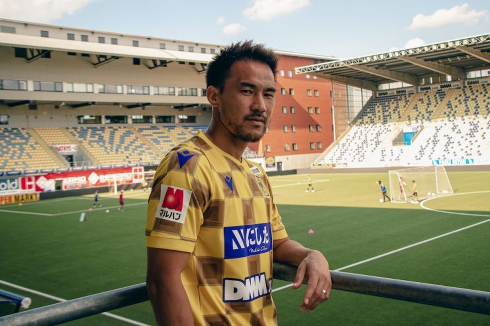 Okazaki posa con los colores de su nuevo equipo.