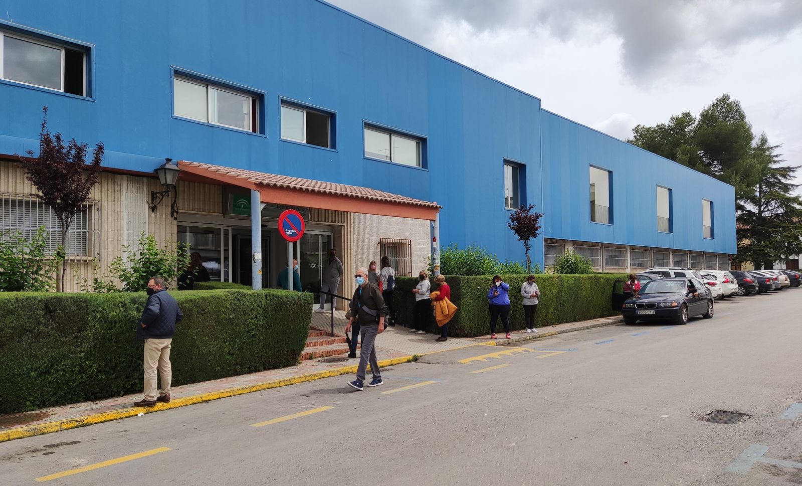 Varias personas esperan en el centro de salud de Priego de Córdoba.