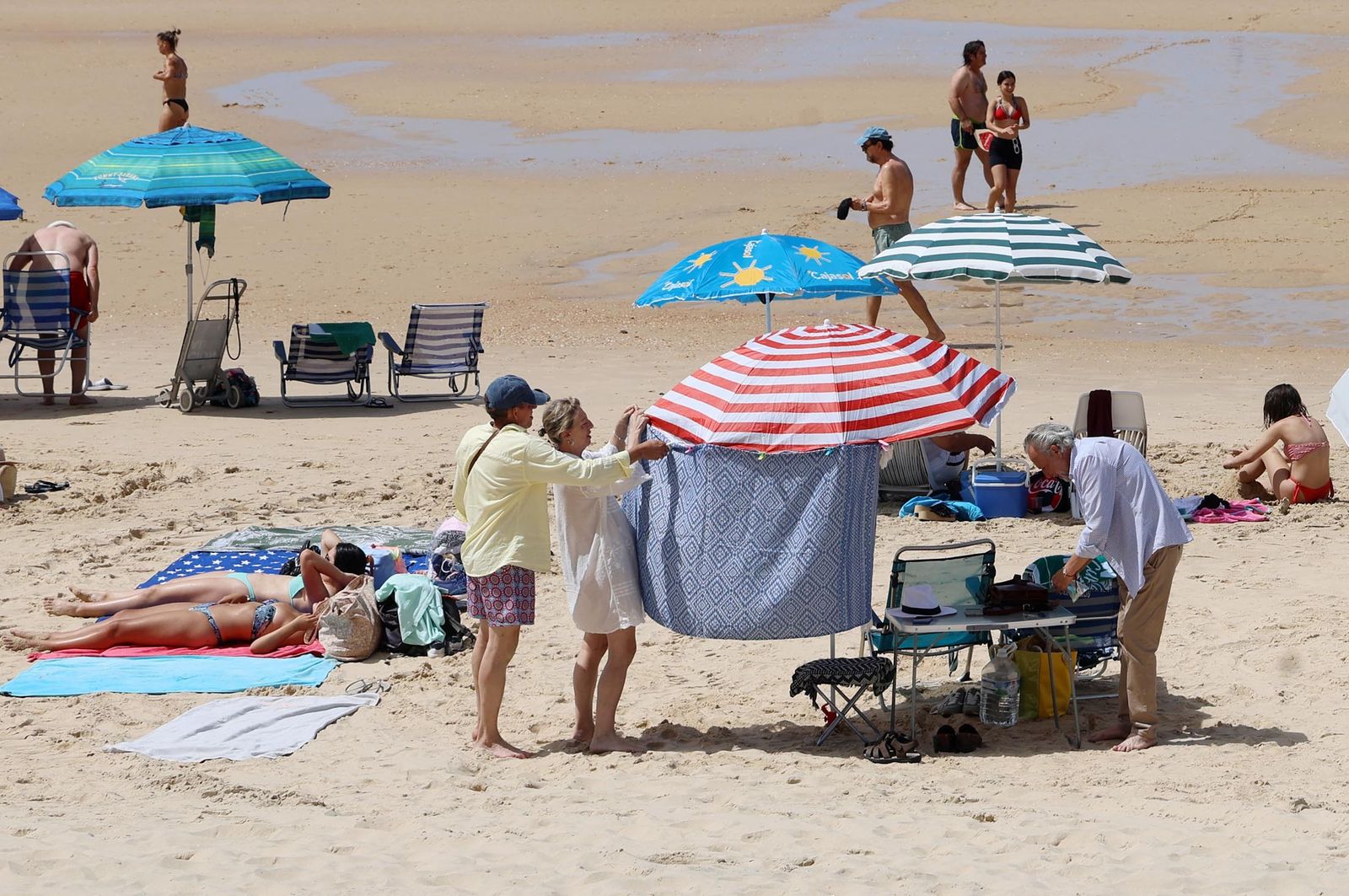 Imágenes del ambiente en las playas de Matalascañas, La Bota y Mazagón durante la mañana del domingo