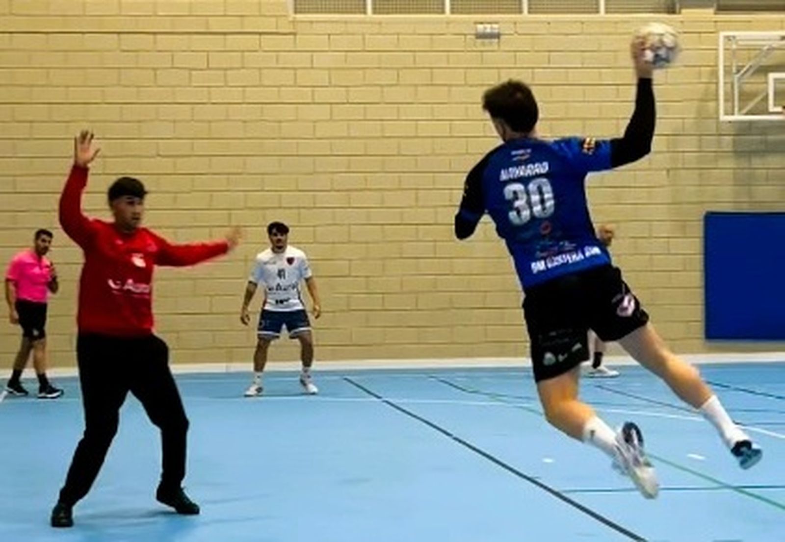 Un jugador canterano-sureño en plena ejecución de un disparo durante un encuentro de esta temporada.