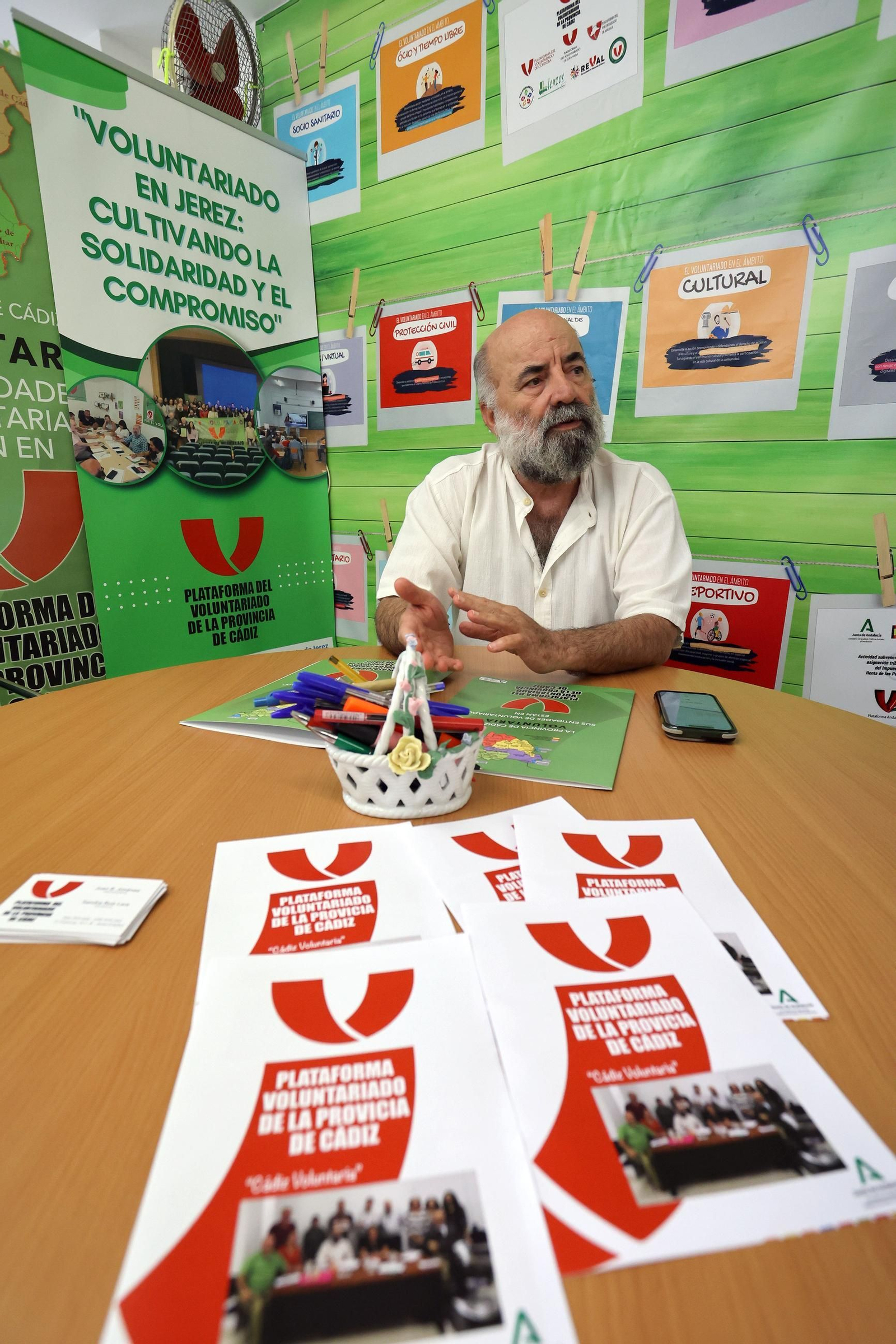 Juan B. Jiménez, presidente Plataforma del Voluntariado de la Provincia de Cádiz, en su sede de Jerez.