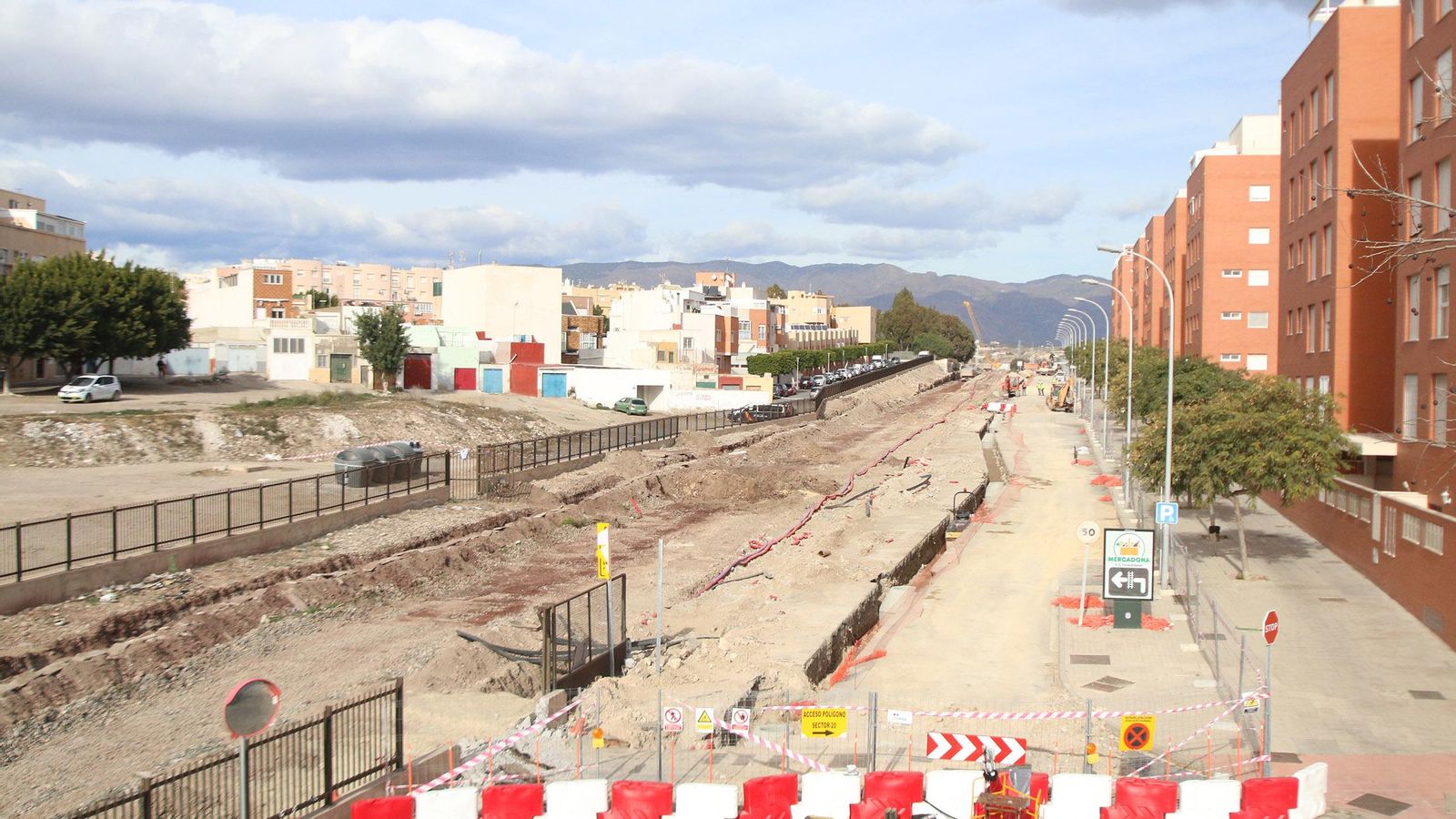 Panorámica de la calle Mariana Pineda cortada al tráfico desde diciembre