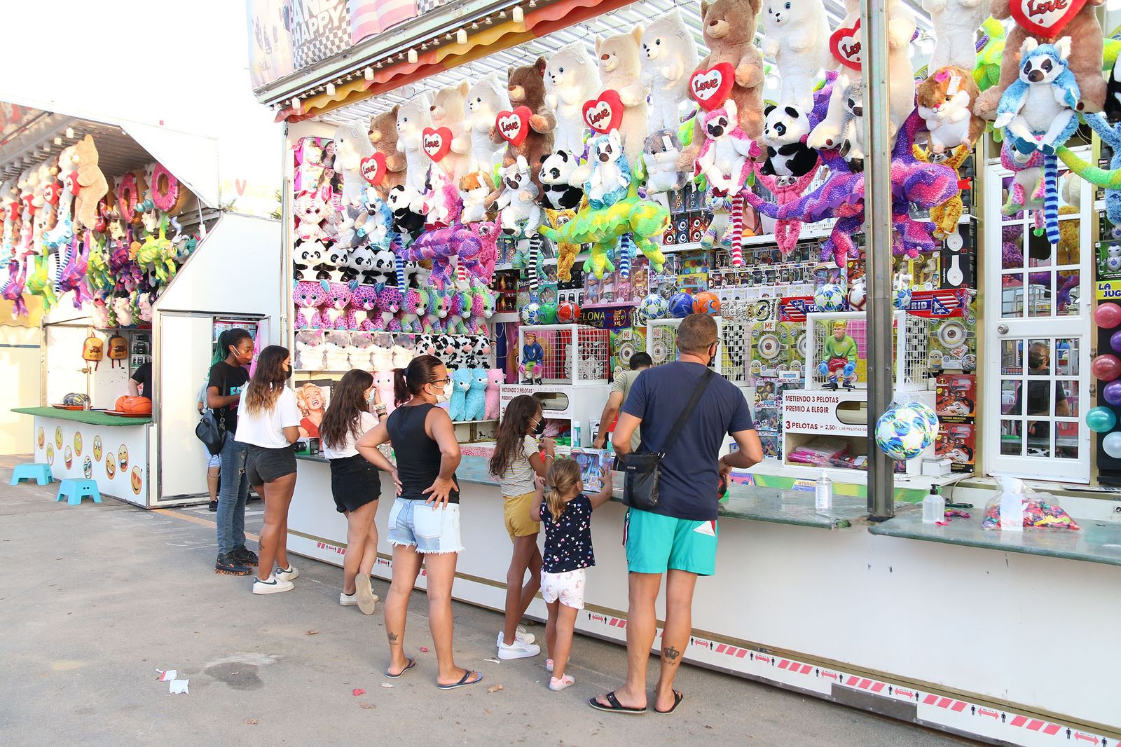 Primer día de cacharricos en una reducida Feria de Almería 2021